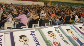 Governo de Goiás entrega material pedagógico, verba para reformas e plano tecnológico